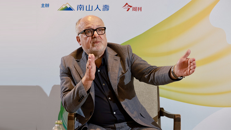 談貨幣沒人感興趣，聊百歲人生卻吸引數百萬人！他的書讓人決心離婚、辭職創業…經濟學家如何變長壽專家